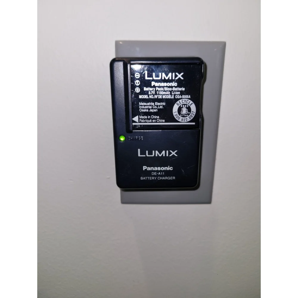 Panasonic Lumix DE-A11 Battery Charger CGS-S005A Li-ion Battery Pack WORKS *